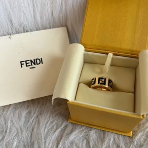 Size 7 fendi ring